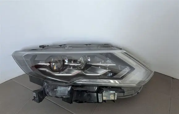 Nissan X-Trail T32 Headlight/headlamp