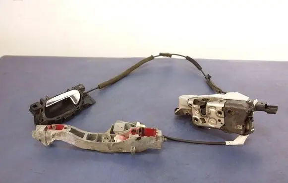 Citroen DS3 Front door lock 732310