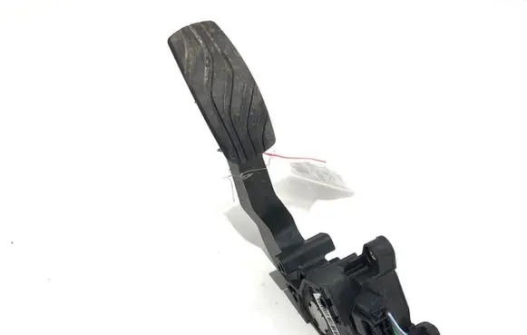 Accelerator throttle pedal
