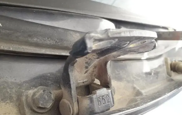 Mitsubishi Carisma Rear door lower hinge