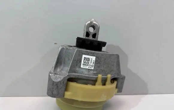 BMW 5 G30 G31 G38 Engine mount bracket 6883513