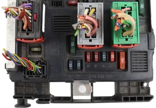 Peugeot 206 Fuse module 9643498980