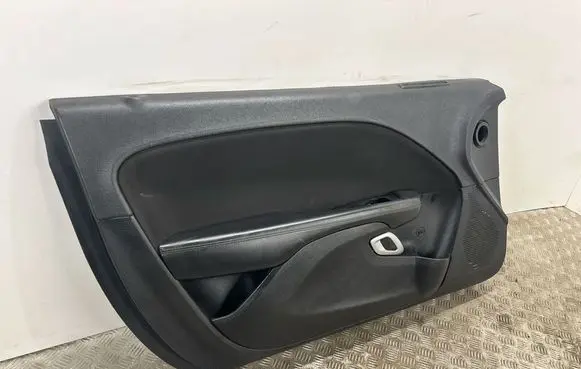 Dodge Challenger Front door card panel trim 5LC131X9AH 5386830