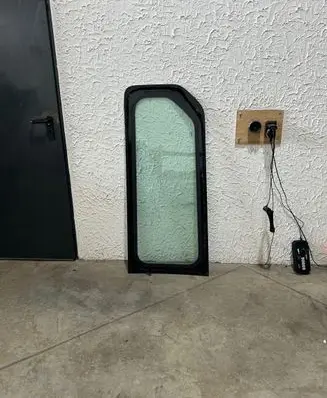 Opel Vivaro Rear side window 43R000464 DOT39AS2M33