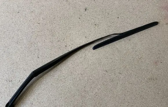 Hyundai Ioniq 5 Front wiper blade arm