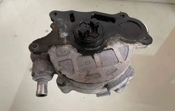 Volkswagen Touran II Vacuum pump 03L145100