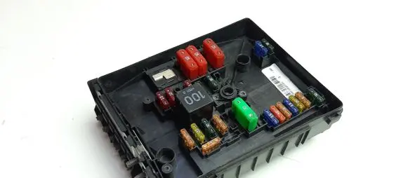 Volkswagen Golf V Fuse module 1K0937125D M6135
