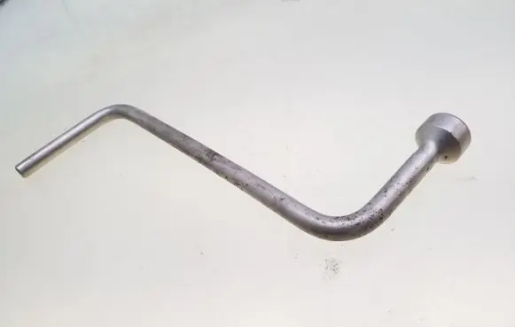 Volkswagen PASSAT B5 Wheel nut wrench 