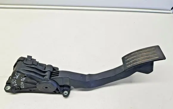 Accelerator throttle pedal