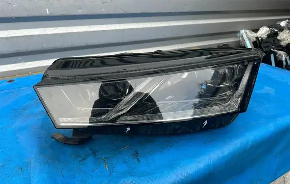 Skoda Octavia Mk4 Headlight/headlamp 5E4941015B 0301118233AC LE18A6419