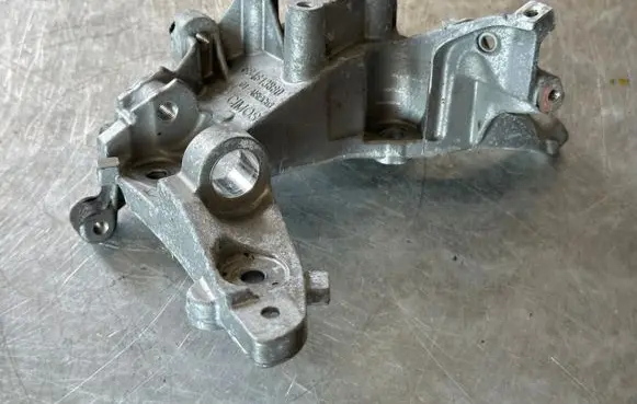 Peugeot 308 Engine mounting bracket 9684613880