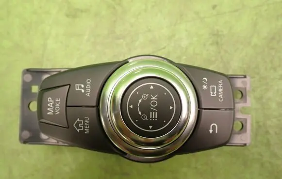 Infiniti Q30 Climate control/heater control trim 5DA1B21E0653