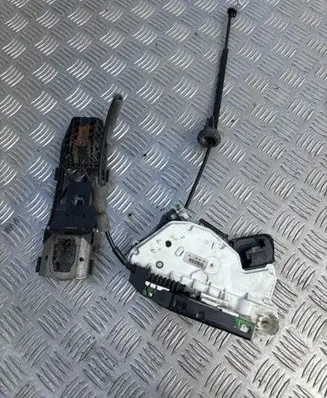 Volkswagen Golf VI Front door lock 5K1837015