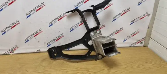 Headlight/headlamp mounting bracket