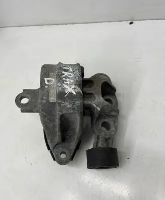 Chevrolet Trax Engine mount bracket 95135160