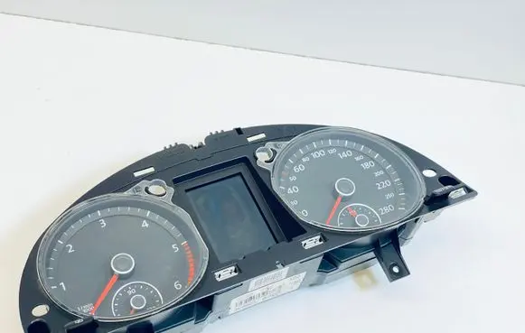Volkswagen PASSAT CC Speedometer (instrument cluster) 3C8920870A