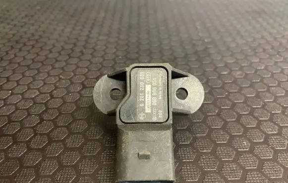 Volkswagen Golf V Air pressure sensor 0261230031 06B906051 05033AD3