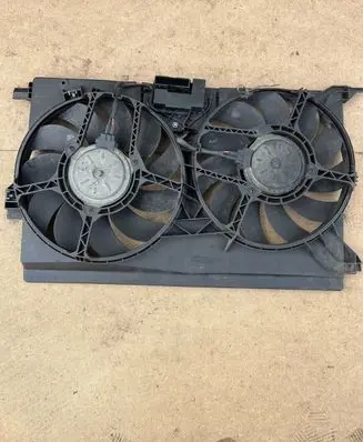 Radiator cooling fan shroud
