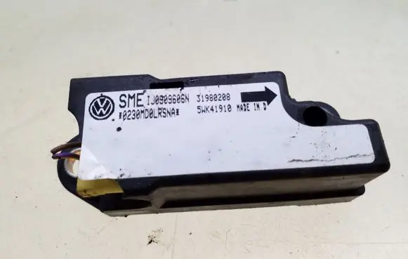 Volkswagen PASSAT B5 Airbag deployment crash/impact sensor 1J0909606N