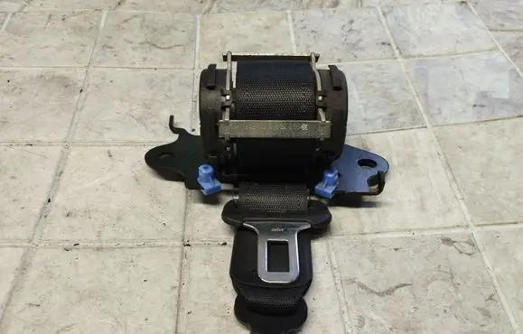 Middle seatbelt (rear)