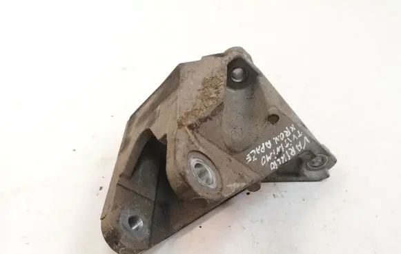 Nissan Juke I F15 Engine mounting bracket