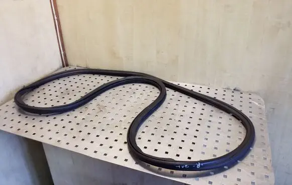 Rear door rubber seal (on body)