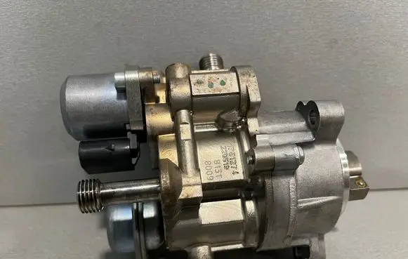 BMW 3 E92 E93 Fuel injection high pressure pump 7613933