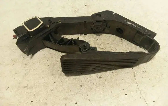 Mercedes-Benz E W211 Accelerator throttle pedal A2113000504