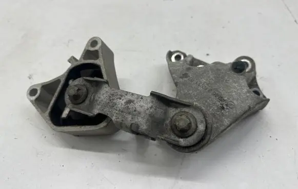 Mercedes-Benz CLA C117 X117 W117 Engine mount bracket A2462401109