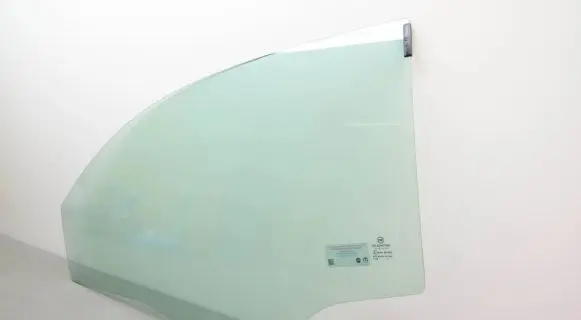 Fiat 500 Front door window glass four-door 43R001583