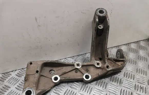 Volkswagen Touran I Engine mounting bracket 1K0199295E