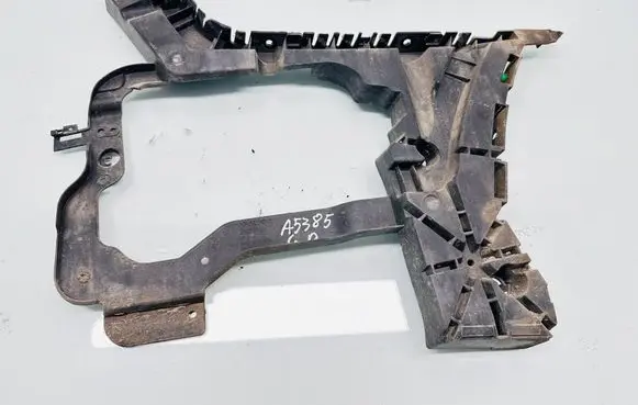Rear bumper mounting bracket