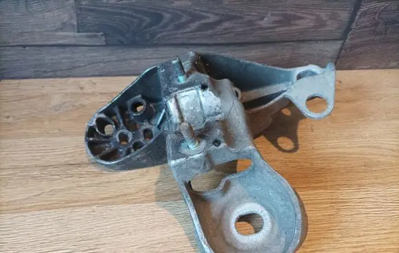 Audi A4 S4 B6 8E 8H Engine mounting bracket 8E0199351