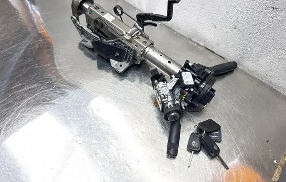 Opel Astra J Steering wheel axle 13422685 427878298 101654906