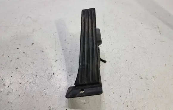 Accelerator throttle pedal