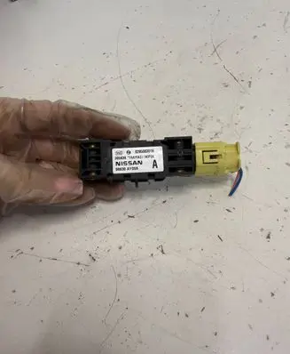 Nissan Note (E11) Airbag deployment crash/impact sensor 98830AY00A 305630 0285003019