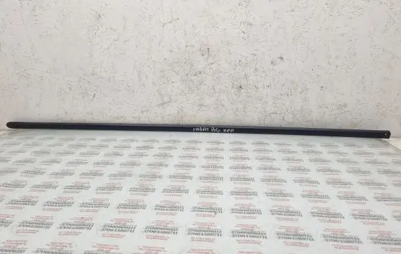 Volkswagen PASSAT B6 Front door trim (molding) 3C0853515