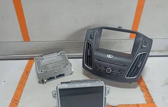 Ford Focus CD/DVD changer F1BT18C815LP JM5T14G370HNC
