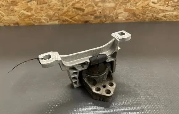 Ford Kuga II Engine mount bracket