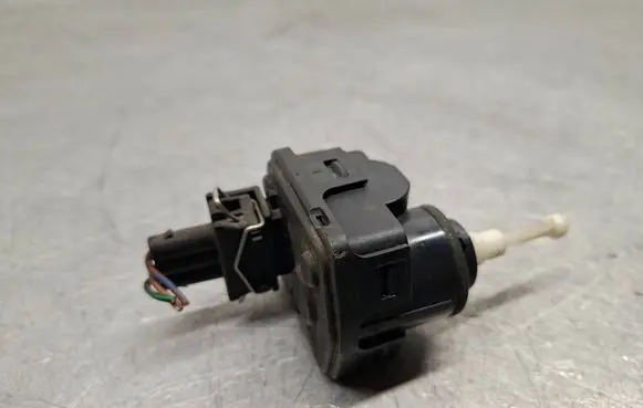 Volkswagen PASSAT B5 Headlight level adjustment motor 007282 3B0941295 00728204