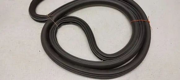 Volkswagen PASSAT B5.5 Front door rubber seal 3B0867365L