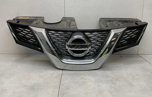 Nissan X-Trail T32 Front bumper upper radiator grill 623104CE0A