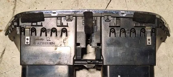 Mercedes-Benz CLS C219 Dash center air vent grill A2198300054