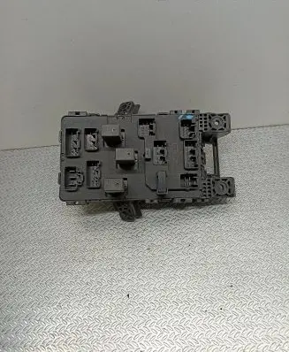 Toyota Avensis T220 Fuse module 8273005020