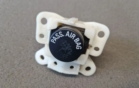 Passenger airbag on/off switch