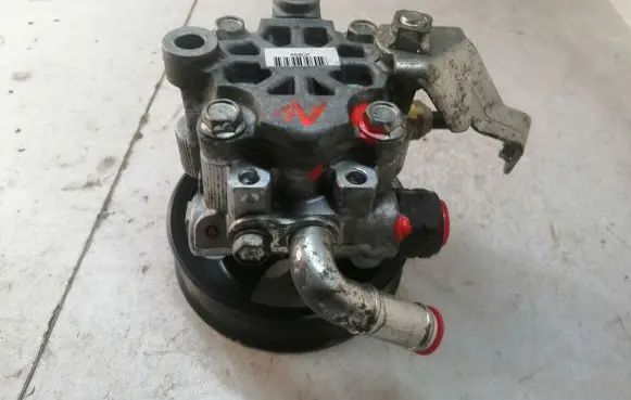 Toyota Avensis T250 Power steering pump 80O 45737055 Y20427