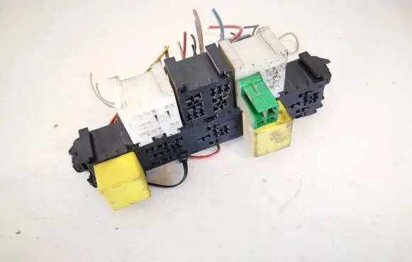 Opel Vivaro Fuse box set 7703297572