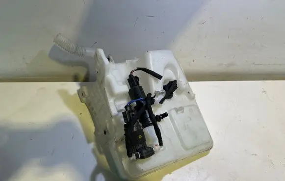 Audi A1 Windshield washer fluid reservoir/tank 82A955451C 2Q0955453J