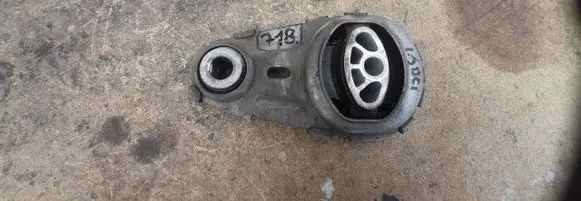 Engine mount vacuum valve