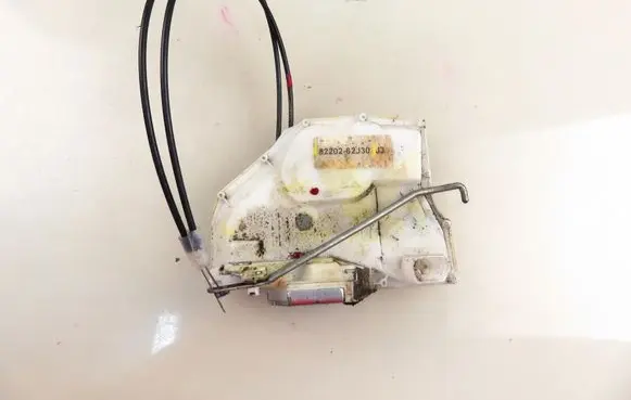 Suzuki Swift I Front door lock 8220262J30